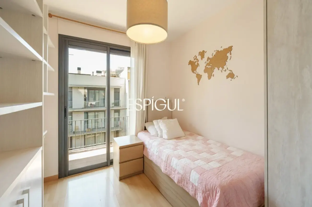 Vivienda larga estancia en el barrio de Les Corts, situada en una finca con zona comunitaria y piscina.