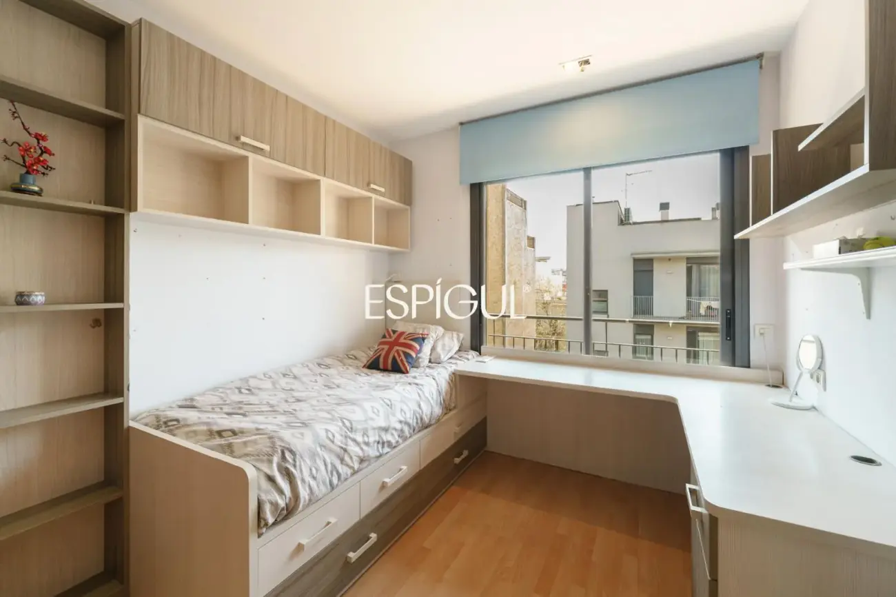Vivienda larga estancia en el barrio de Les Corts, situada en una finca con zona comunitaria y piscina.