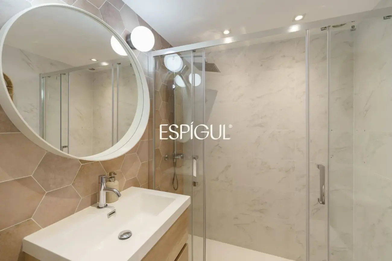 Vivienda larga estancia en el barrio de Les Corts, situada en una finca con zona comunitaria y piscina.