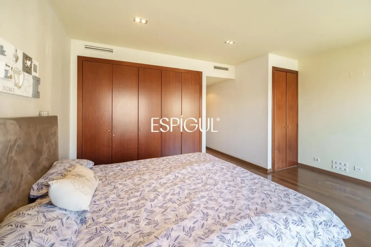 Vivienda larga estancia en el barrio de Les Corts, situada en una finca con zona comunitaria y piscina.