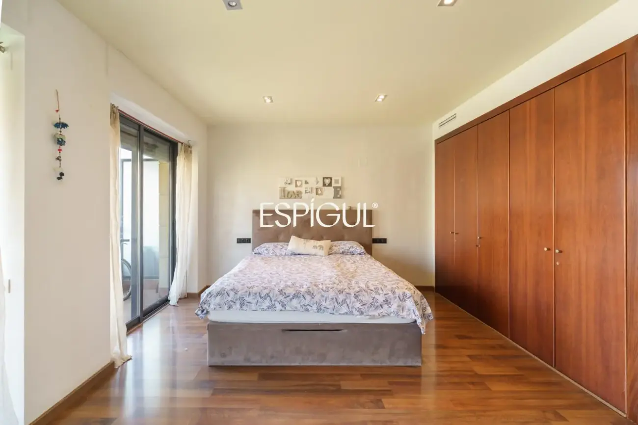 Vivienda larga estancia en el barrio de Les Corts, situada en una finca con zona comunitaria y piscina.