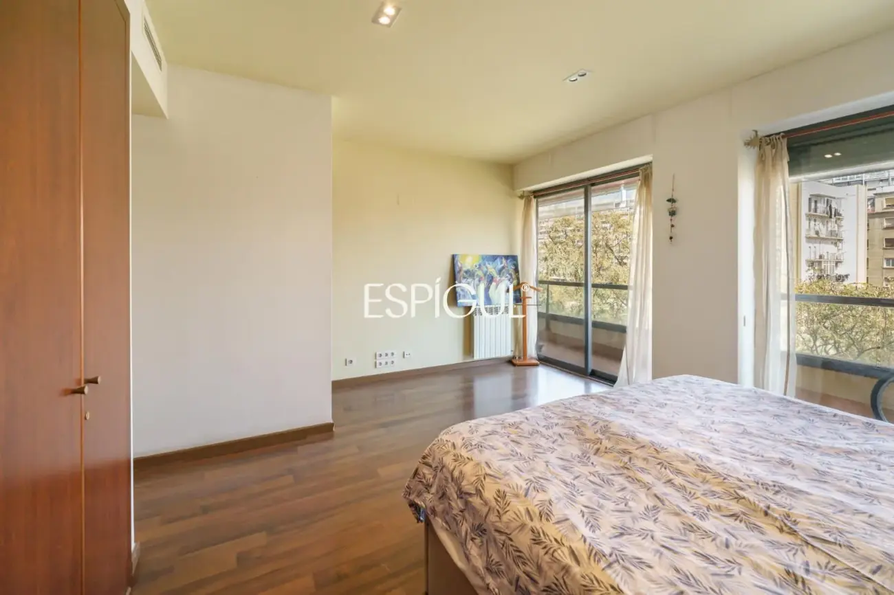 Vivienda larga estancia en el barrio de Les Corts, situada en una finca con zona comunitaria y piscina.