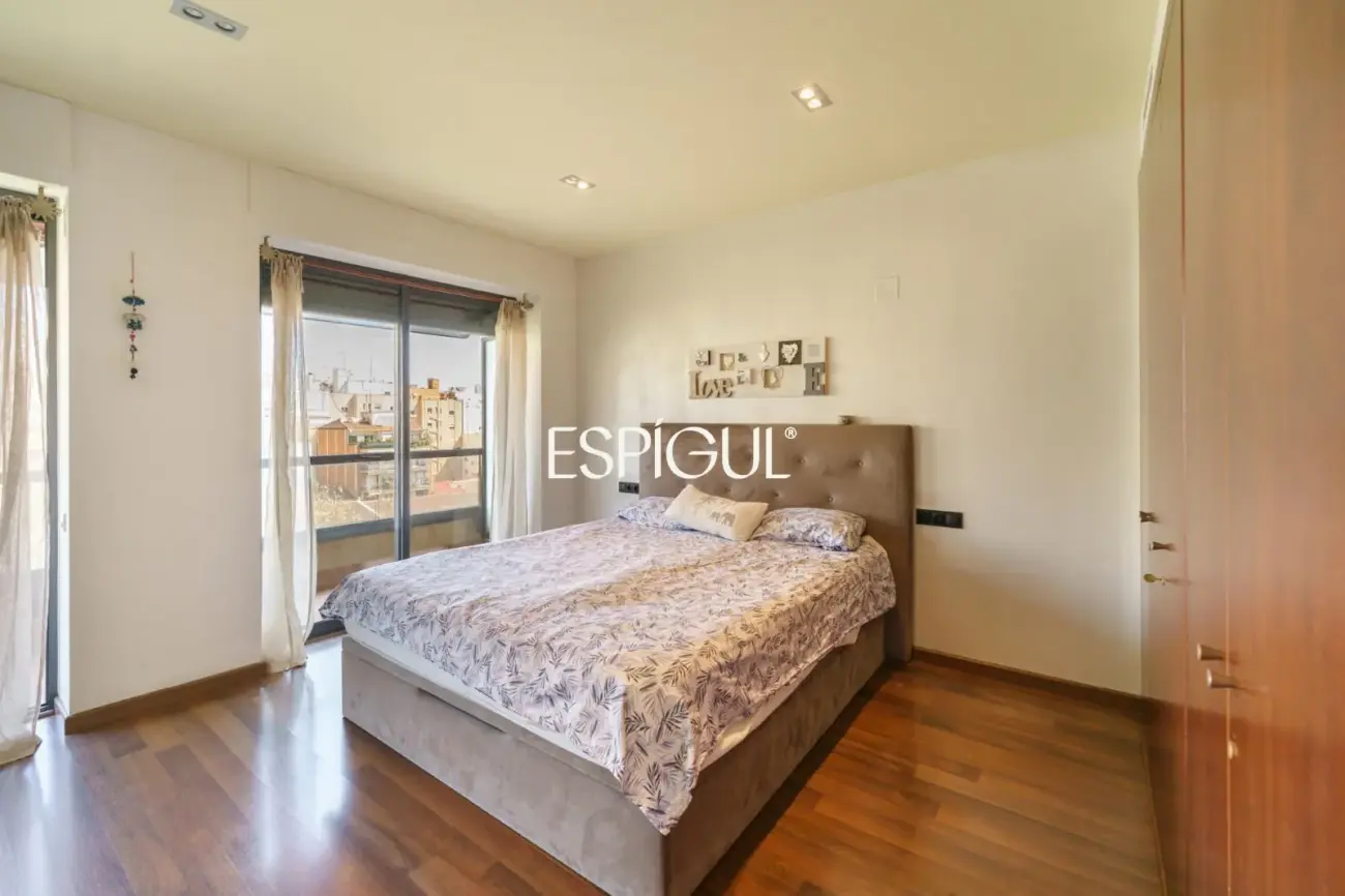 Vivienda larga estancia en el barrio de Les Corts, situada en una finca con zona comunitaria y piscina.