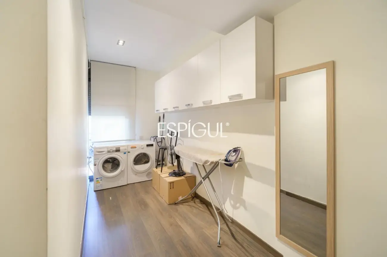 Vivienda larga estancia en el barrio de Les Corts, situada en una finca con zona comunitaria y piscina.