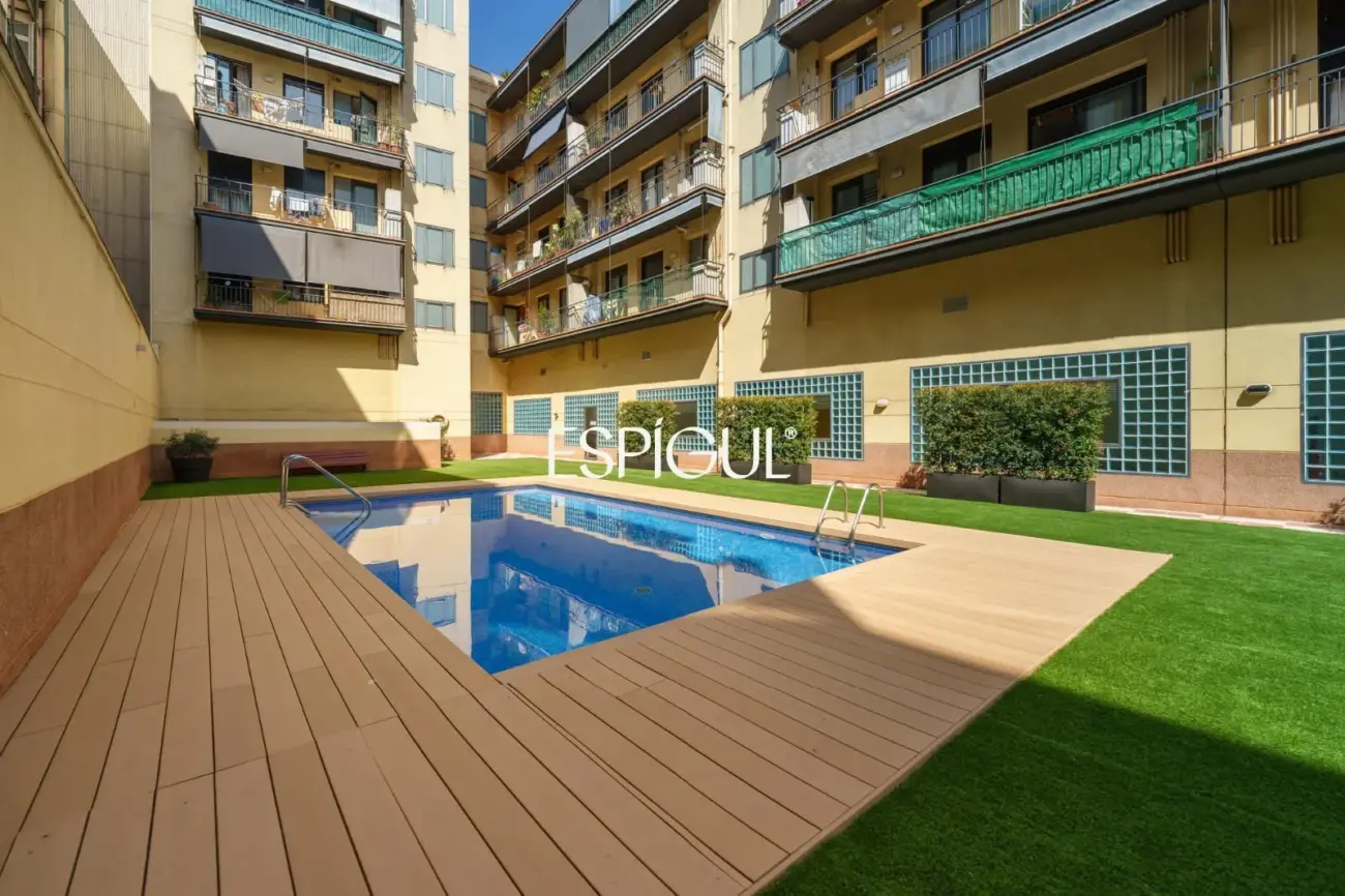Vivienda larga estancia en el barrio de Les Corts, situada en una finca con zona comunitaria y piscina.