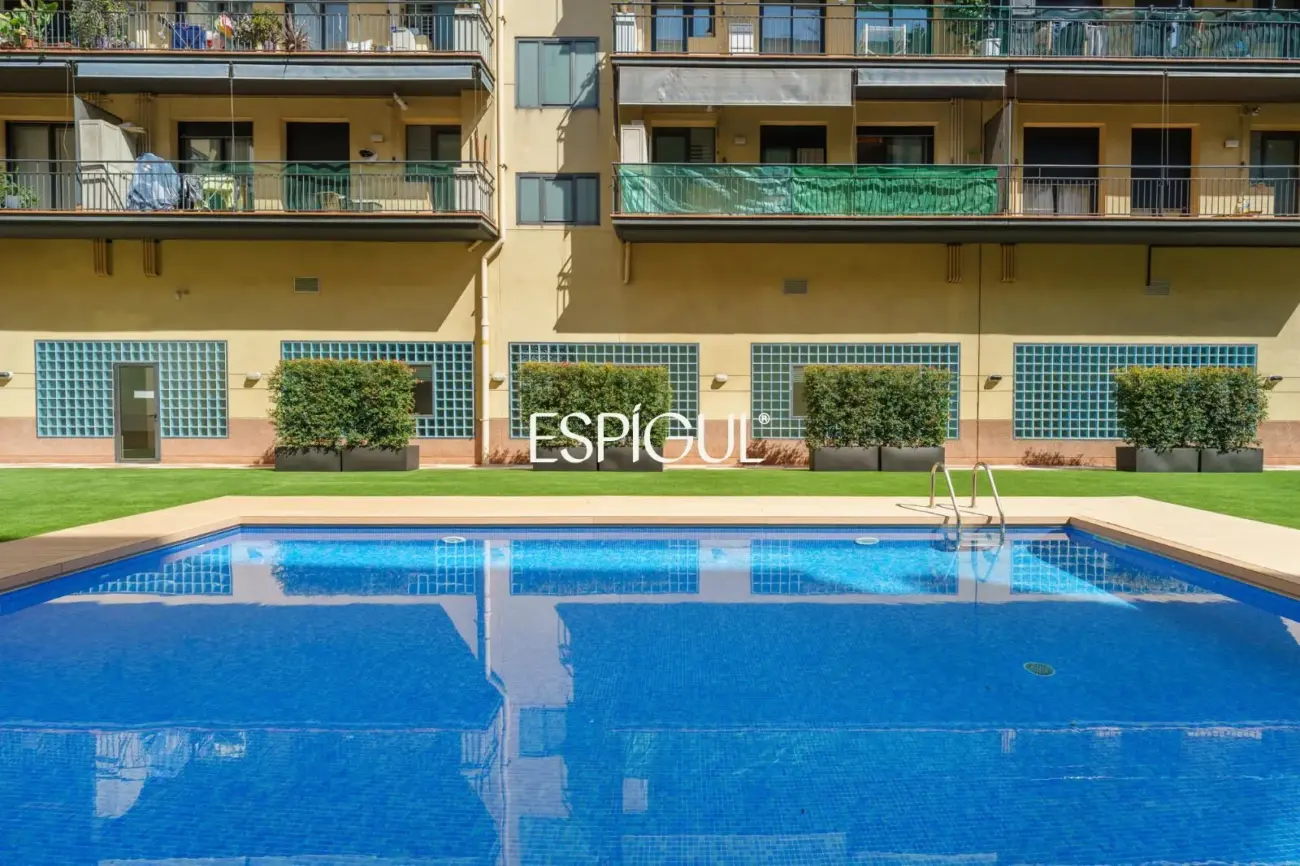 Vivienda larga estancia en el barrio de Les Corts, situada en una finca con zona comunitaria y piscina.