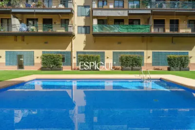 Vivienda larga estancia en el barrio de Les Corts, situada en una finca con zona comunitaria y piscina.
