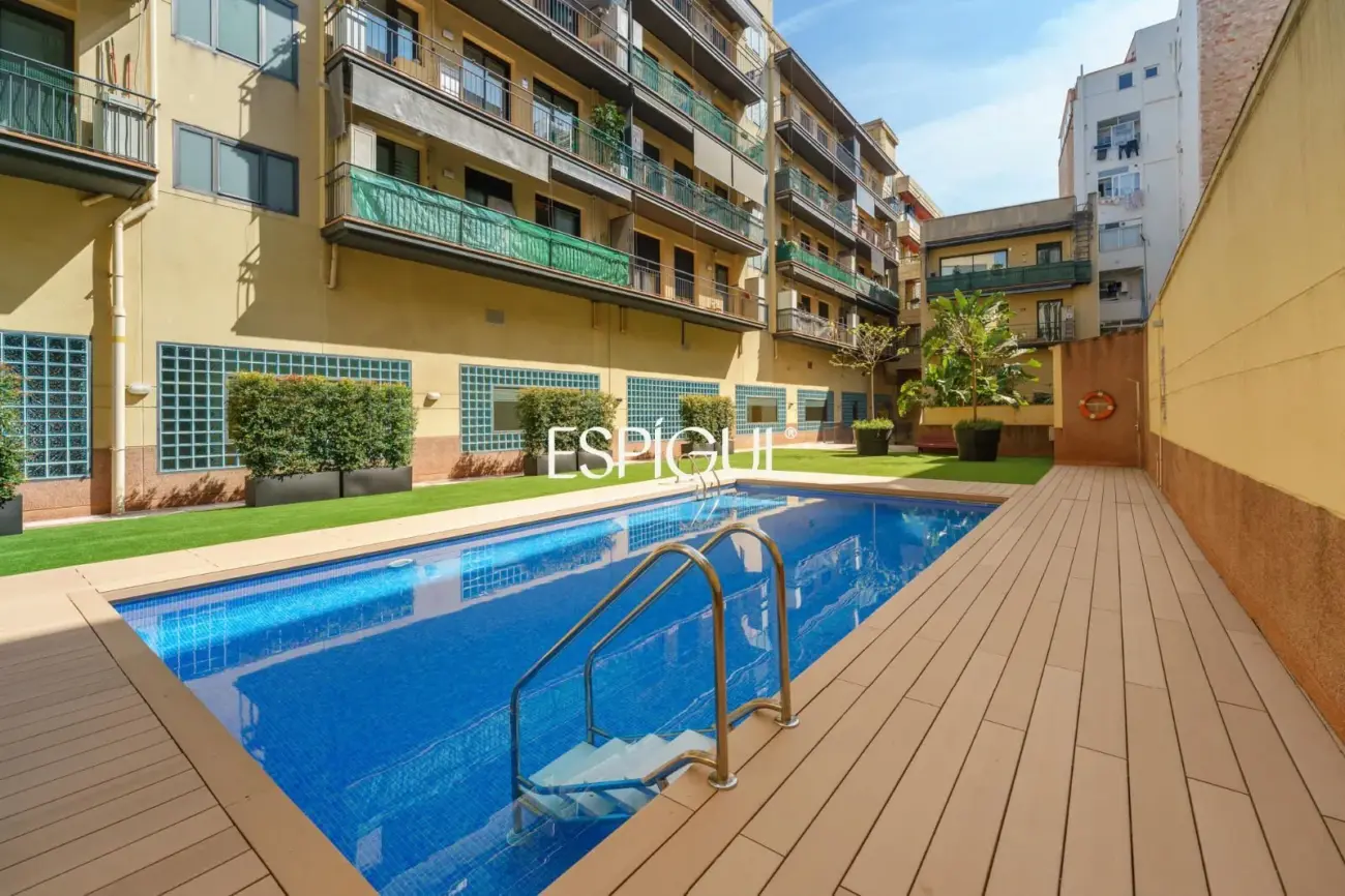 Vivienda larga estancia en el barrio de Les Corts, situada en una finca con zona comunitaria y piscina.