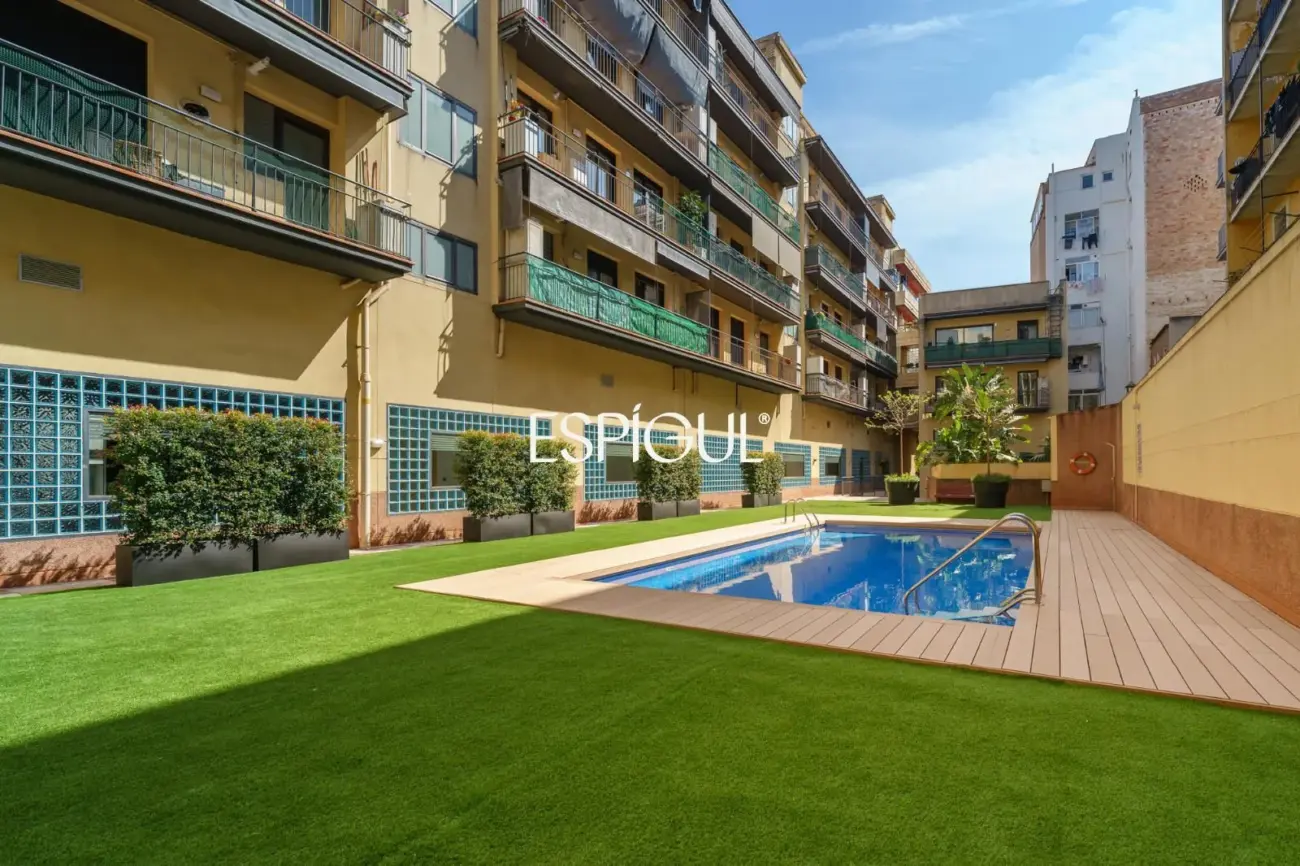 Vivienda larga estancia en el barrio de Les Corts, situada en una finca con zona comunitaria y piscina.