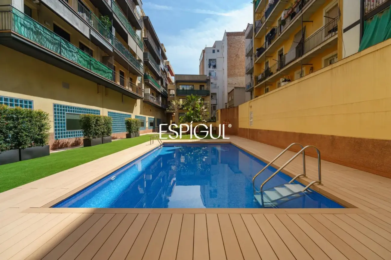 Vivienda larga estancia en el barrio de Les Corts, situada en una finca con zona comunitaria y piscina.