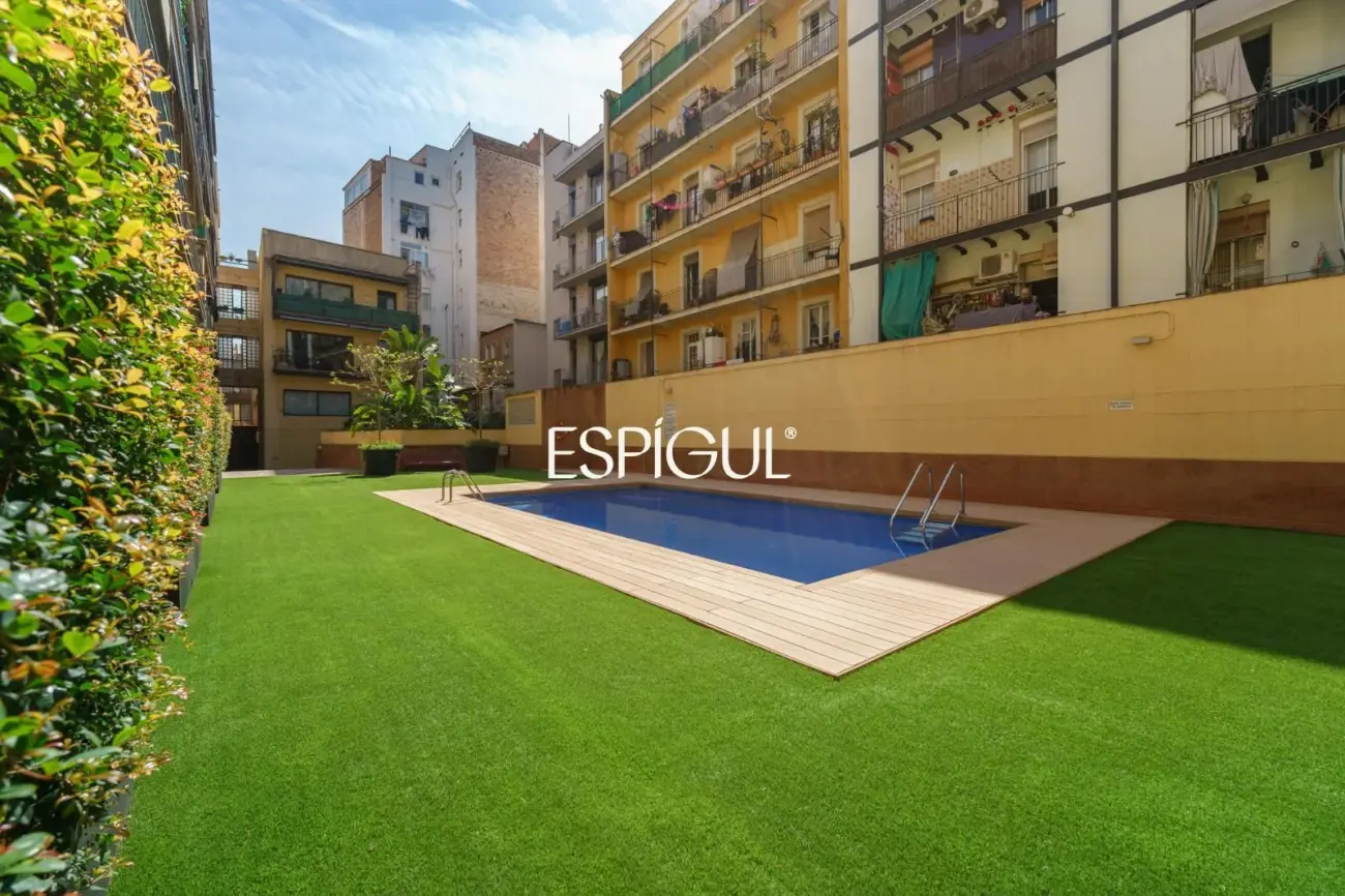 Vivienda larga estancia en el barrio de Les Corts, situada en una finca con zona comunitaria y piscina.