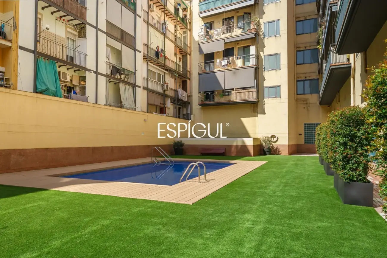 Vivienda larga estancia en el barrio de Les Corts, situada en una finca con zona comunitaria y piscina.
