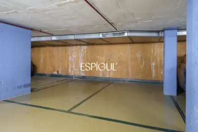 Vivienda larga estancia en el barrio de Les Corts, situada en una finca con zona comunitaria y piscina.