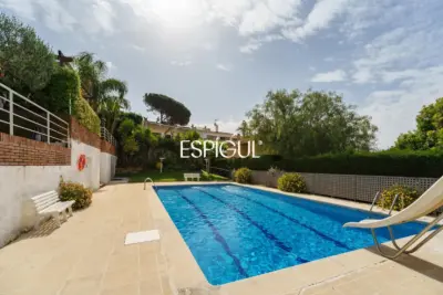 Àmplia casa cantonera amb vistes al mar i piscina comunitària a Teià