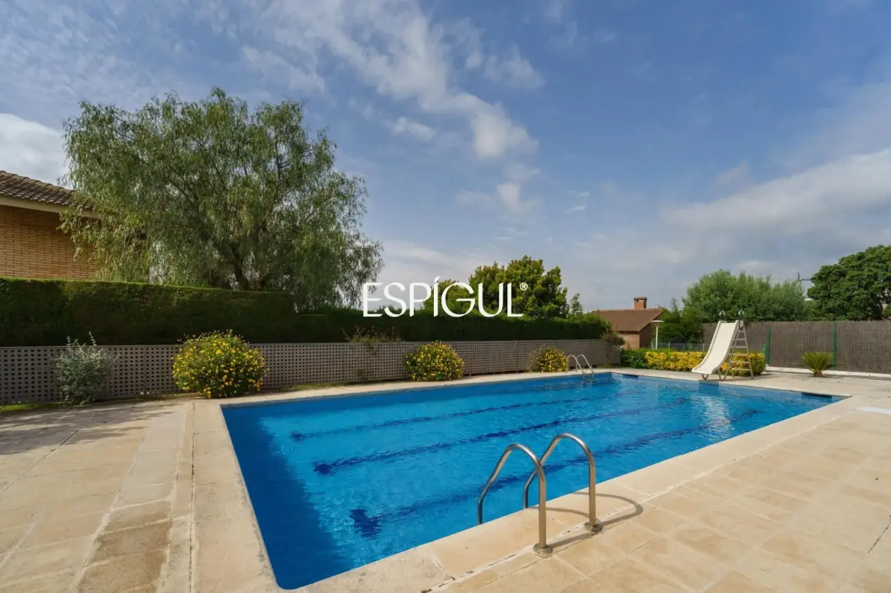 Àmplia casa cantonera amb vistes al mar i piscina comunitària a Teià