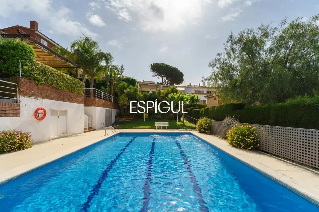 Àmplia casa cantonera amb vistes al mar i piscina comunitària a Teià