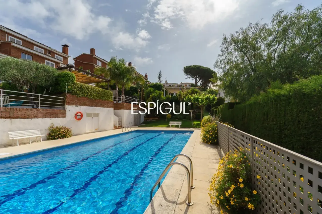 Àmplia casa cantonera amb vistes al mar i piscina comunitària a Teià