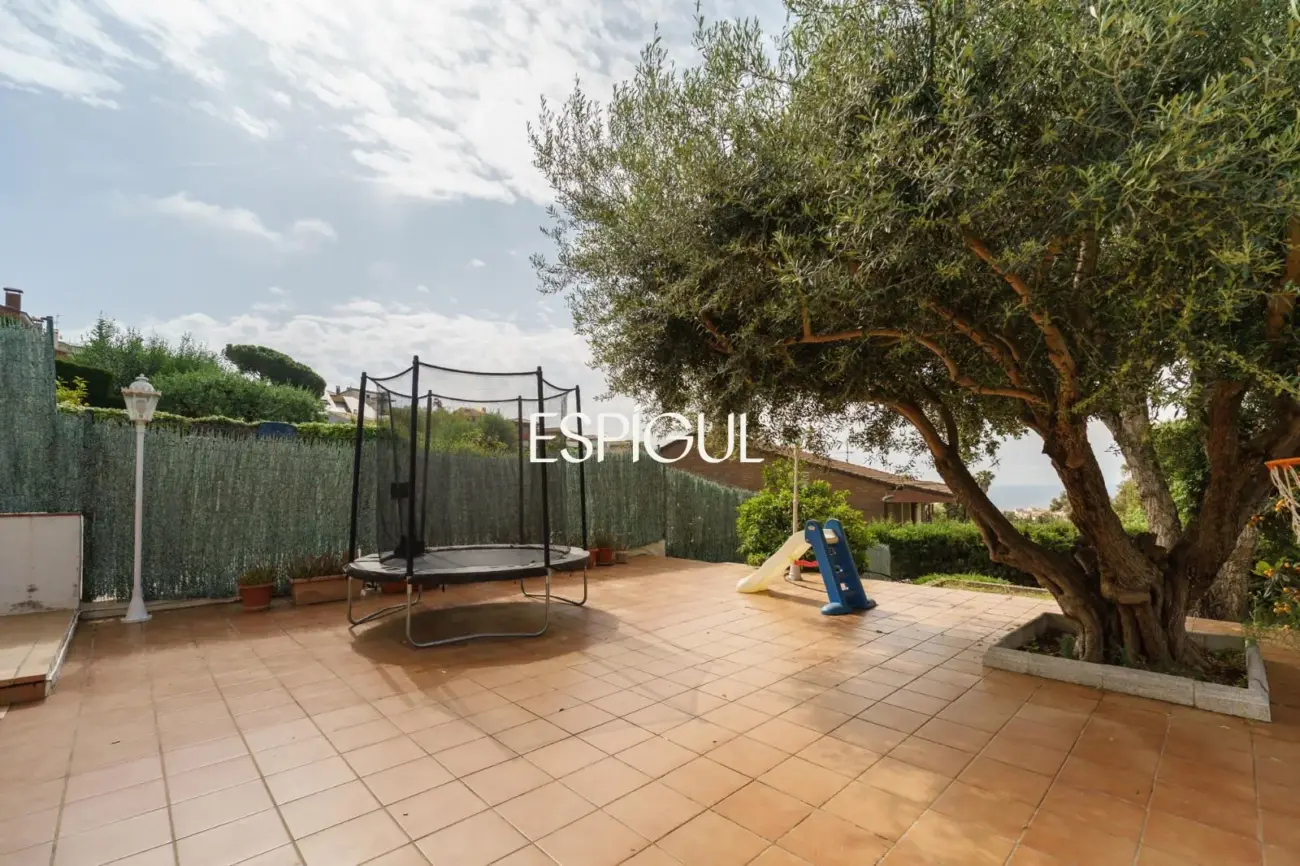 Àmplia casa cantonera amb vistes al mar i piscina comunitària a Teià