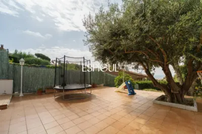 Àmplia casa cantonera amb vistes al mar i piscina comunitària a Teià