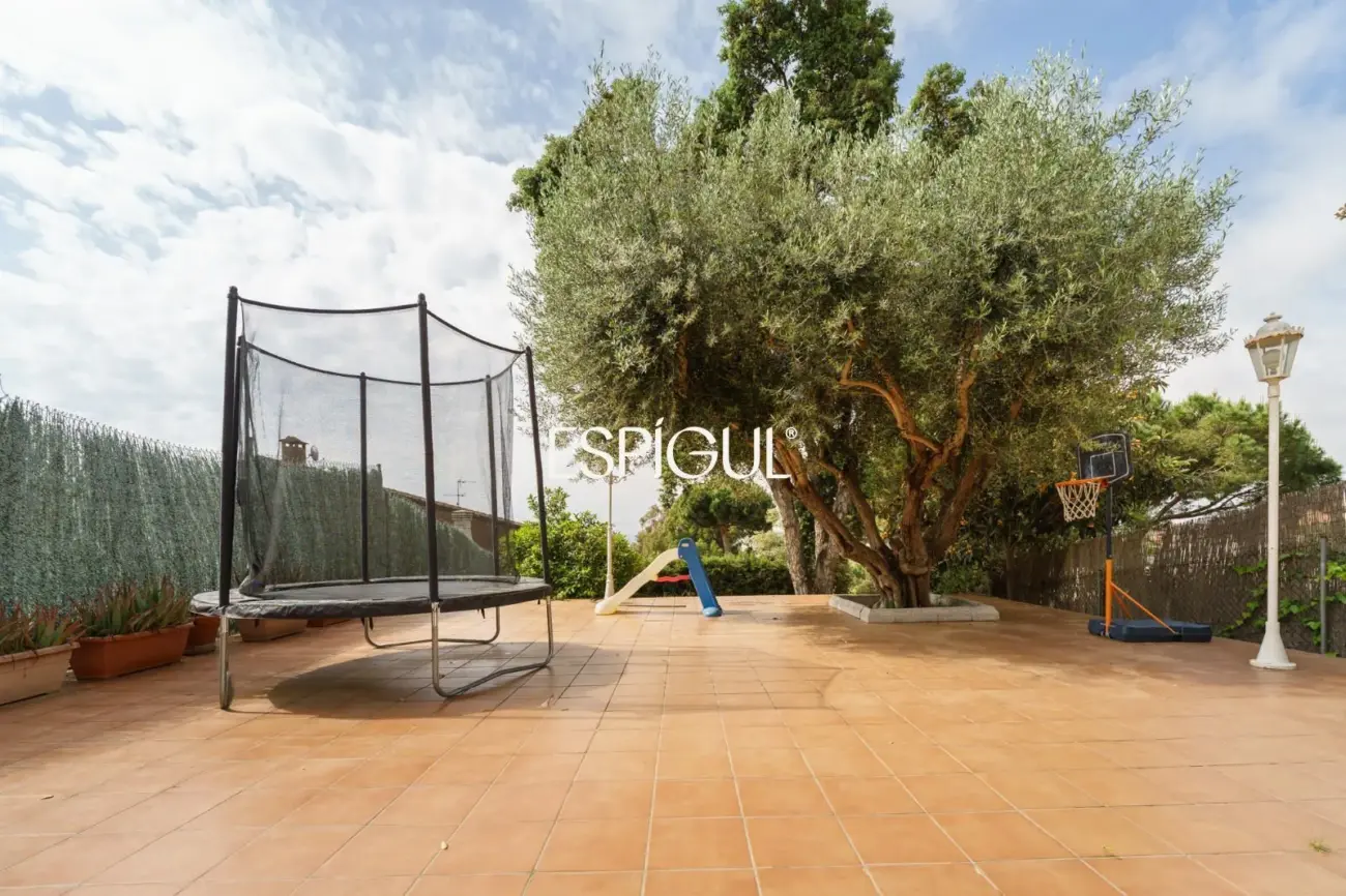 Àmplia casa cantonera amb vistes al mar i piscina comunitària a Teià