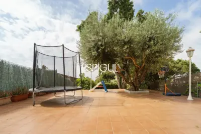 Àmplia casa cantonera amb vistes al mar i piscina comunitària a Teià
