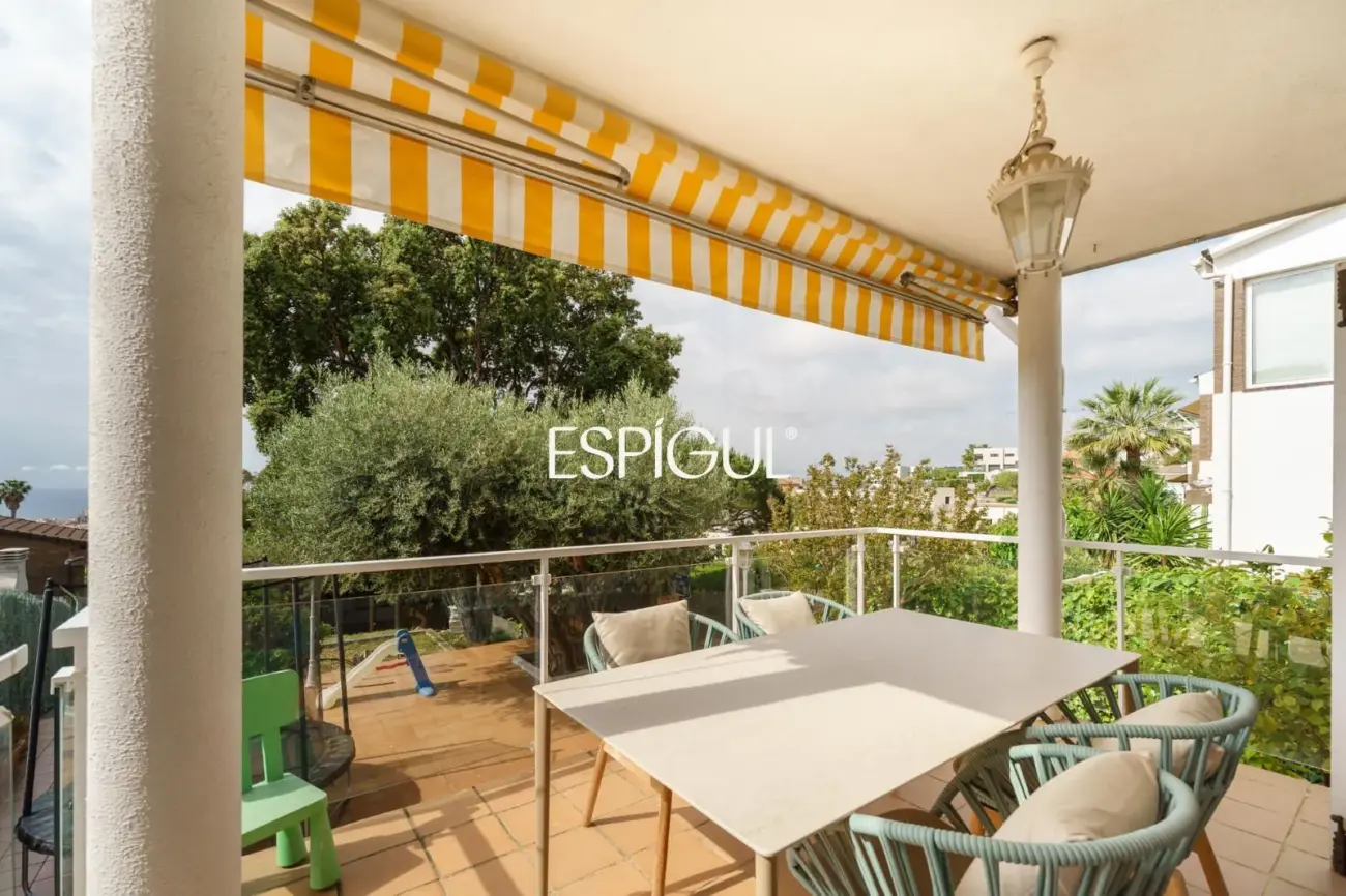 Àmplia casa cantonera amb vistes al mar i piscina comunitària a Teià