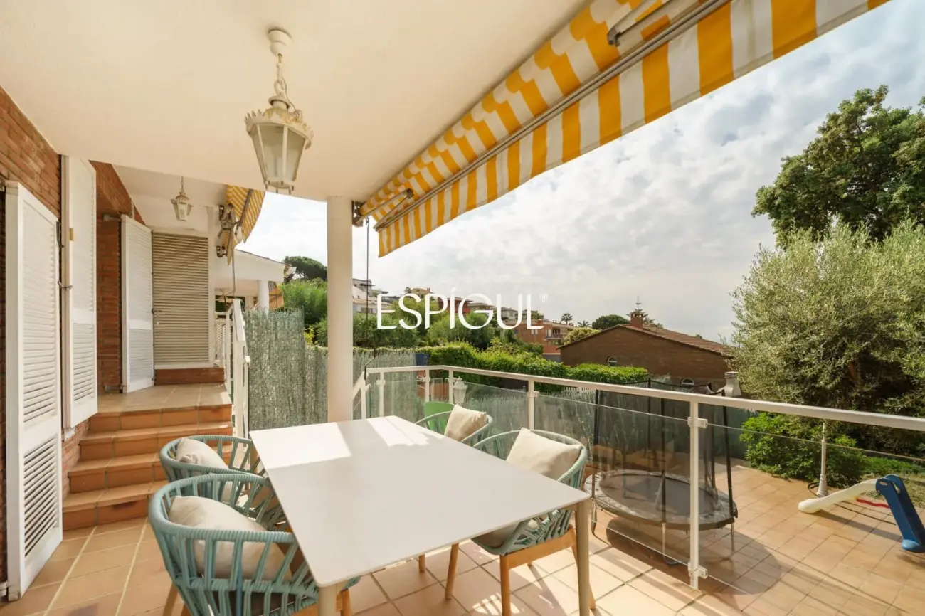 Àmplia casa cantonera amb vistes al mar i piscina comunitària a Teià