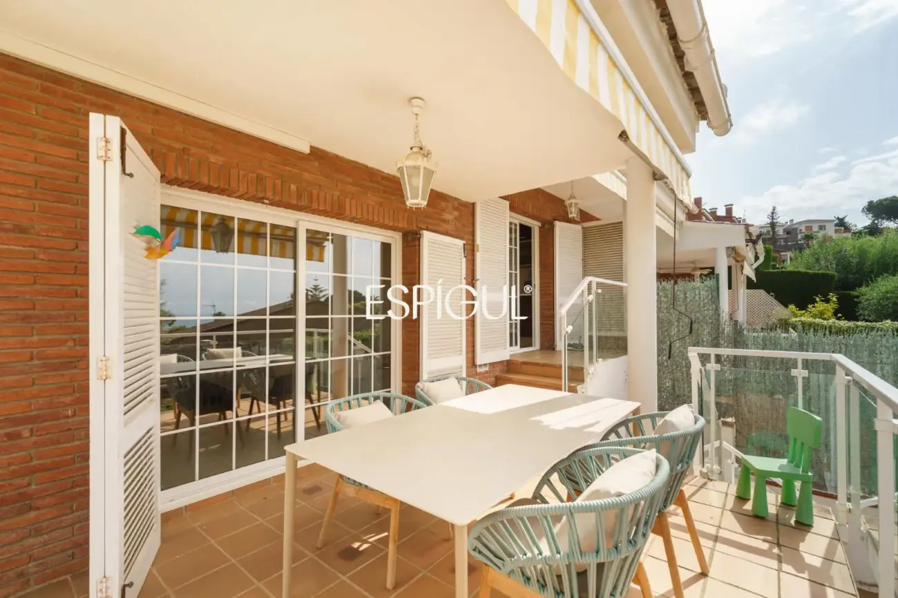 Àmplia casa cantonera amb vistes al mar i piscina comunitària a Teià