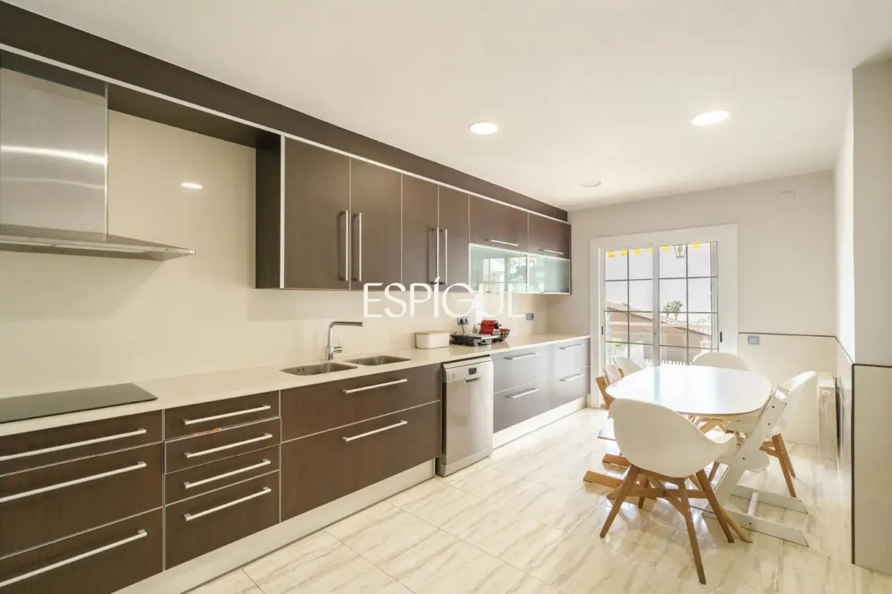 Àmplia casa cantonera amb vistes al mar i piscina comunitària a Teià