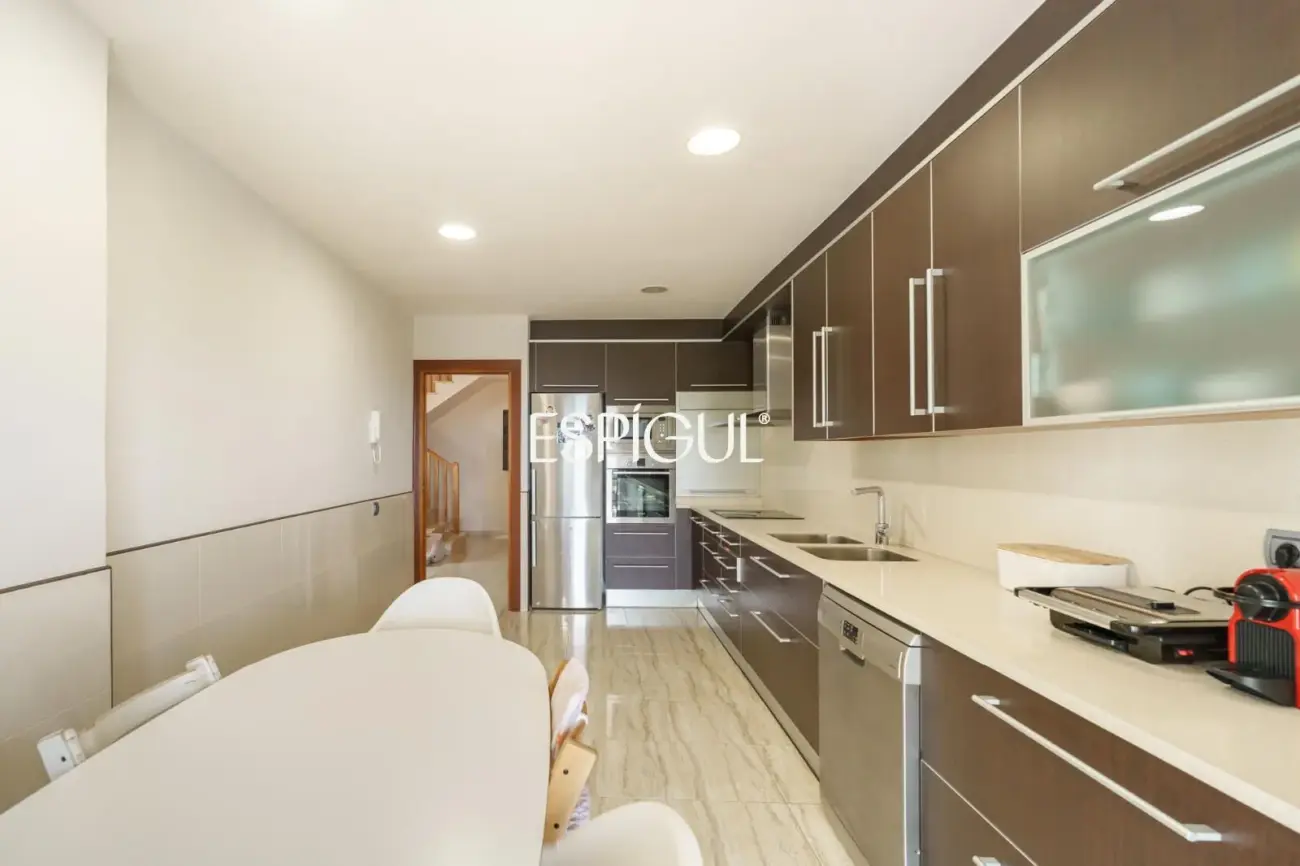 Àmplia casa cantonera amb vistes al mar i piscina comunitària a Teià