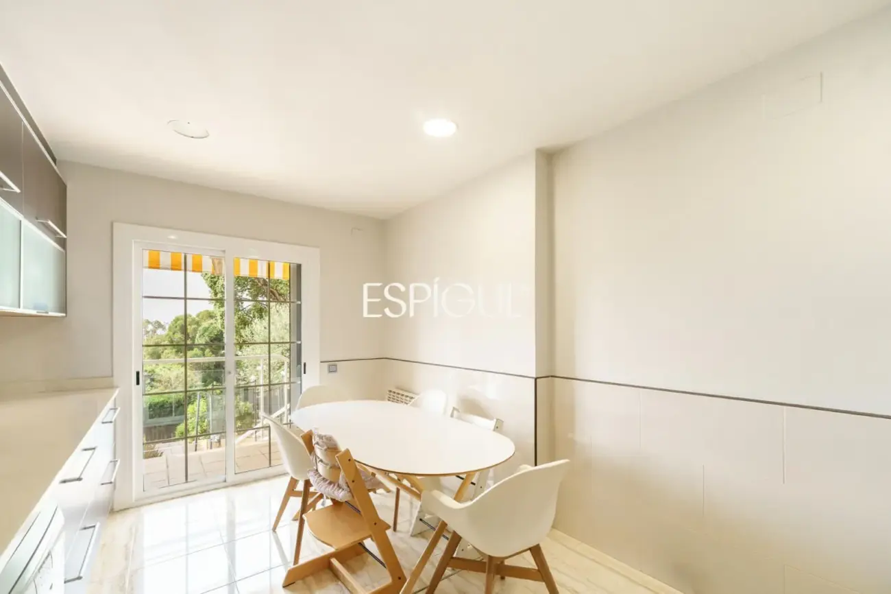 Àmplia casa cantonera amb vistes al mar i piscina comunitària a Teià