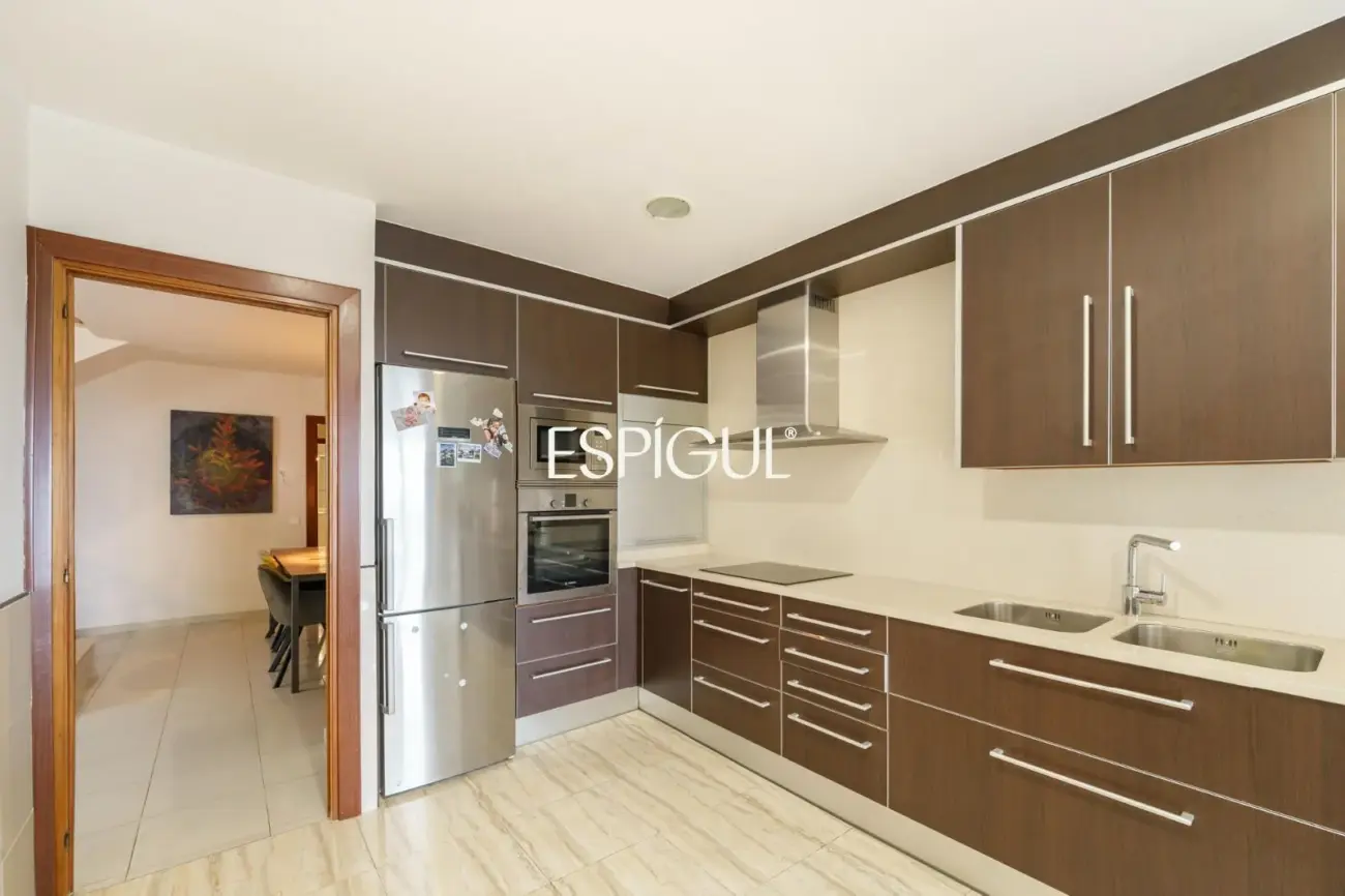 Àmplia casa cantonera amb vistes al mar i piscina comunitària a Teià