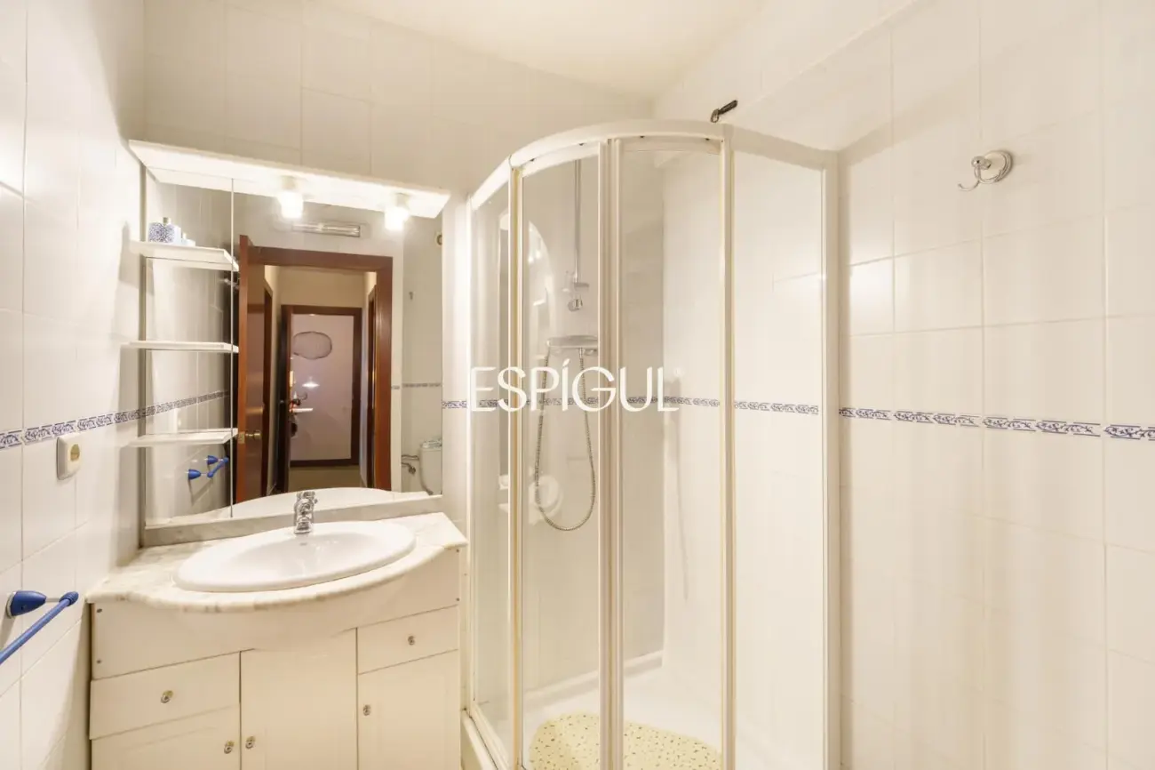 Àmplia casa cantonera amb vistes al mar i piscina comunitària a Teià