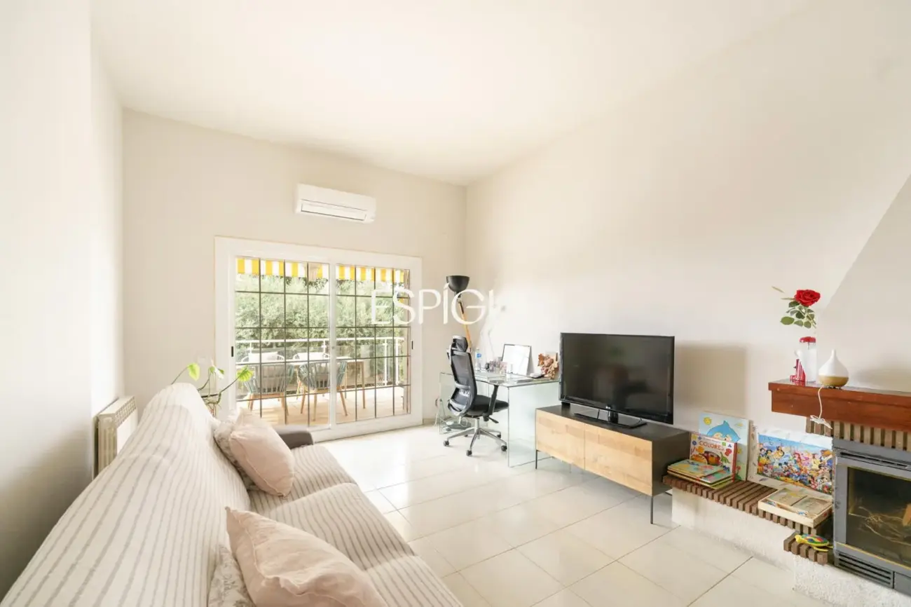 Àmplia casa cantonera amb vistes al mar i piscina comunitària a Teià