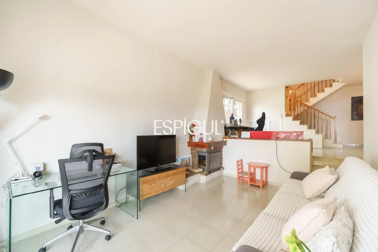 Àmplia casa cantonera amb vistes al mar i piscina comunitària a Teià