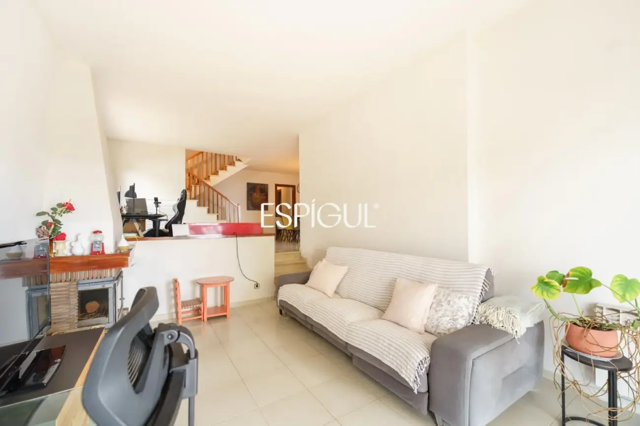 Àmplia casa cantonera amb vistes al mar i piscina comunitària a Teià