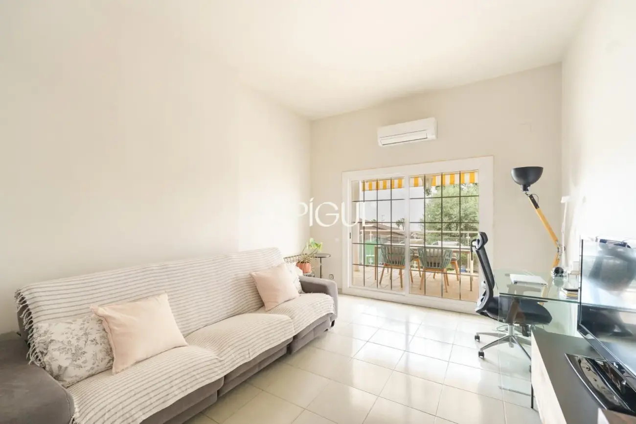 Àmplia casa cantonera amb vistes al mar i piscina comunitària a Teià