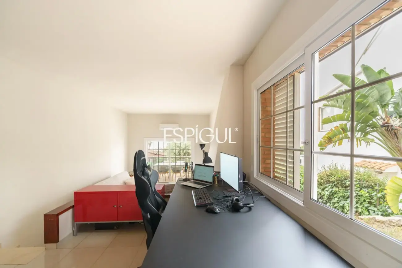 Àmplia casa cantonera amb vistes al mar i piscina comunitària a Teià