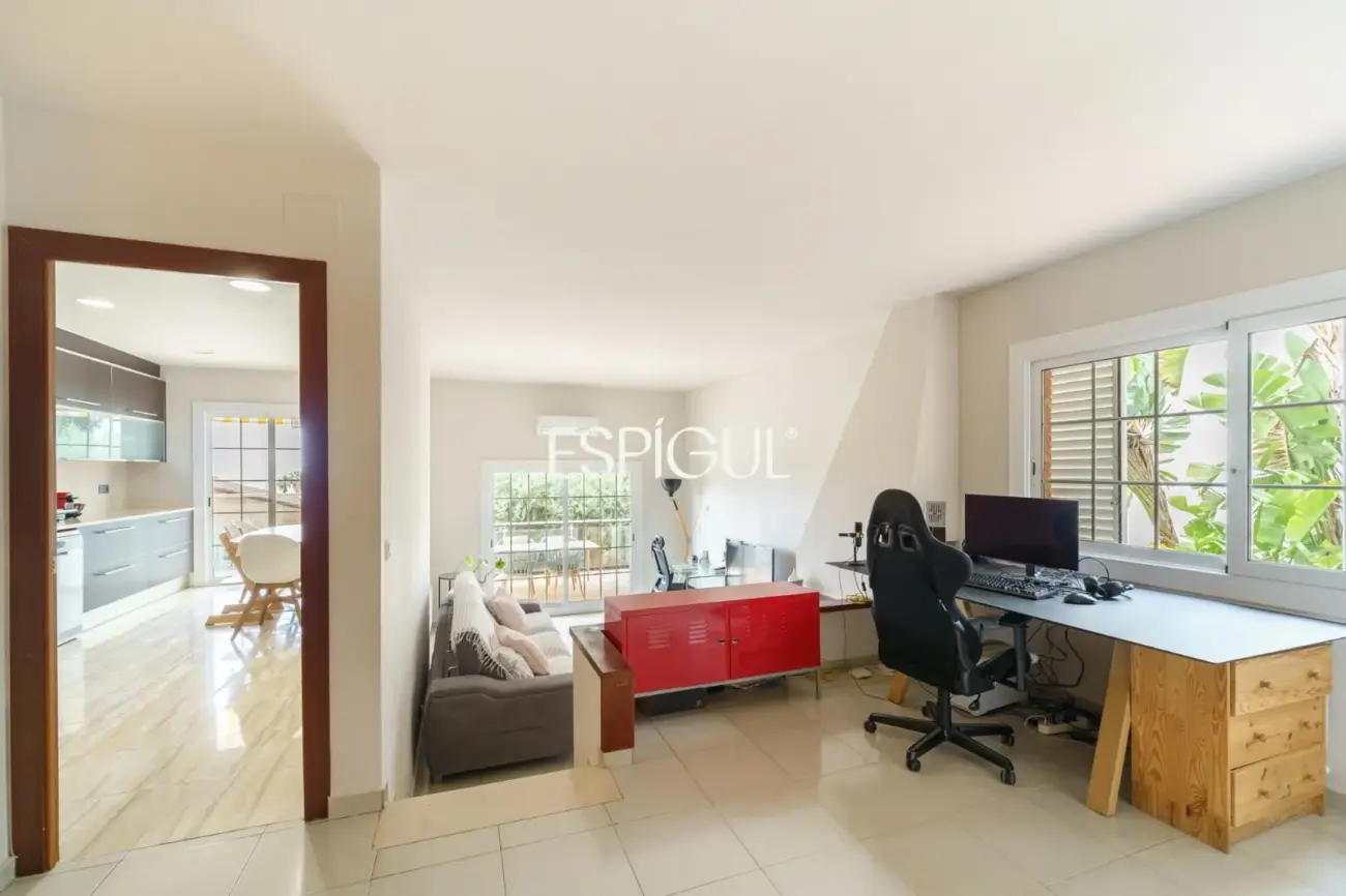 Àmplia casa cantonera amb vistes al mar i piscina comunitària a Teià