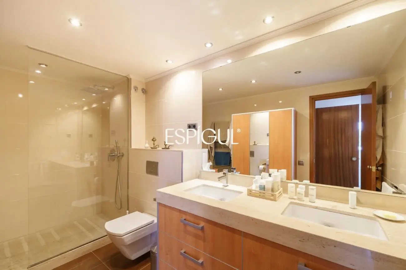 Àmplia casa cantonera amb vistes al mar i piscina comunitària a Teià