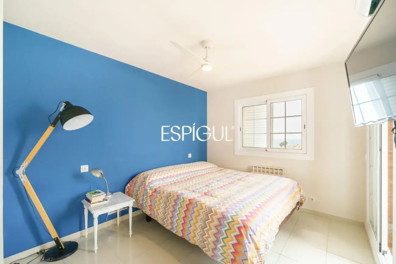 Àmplia casa cantonera amb vistes al mar i piscina comunitària a Teià