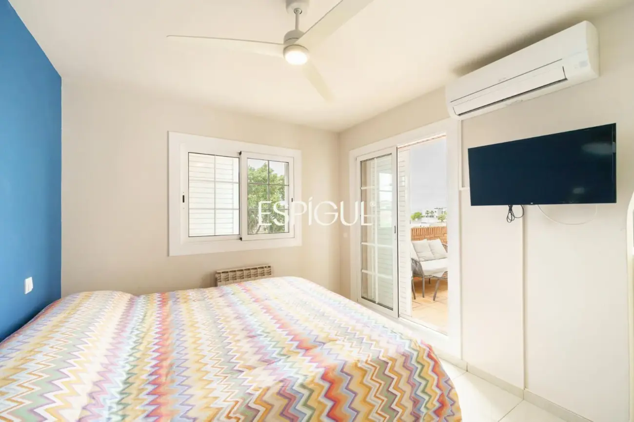 Àmplia casa cantonera amb vistes al mar i piscina comunitària a Teià