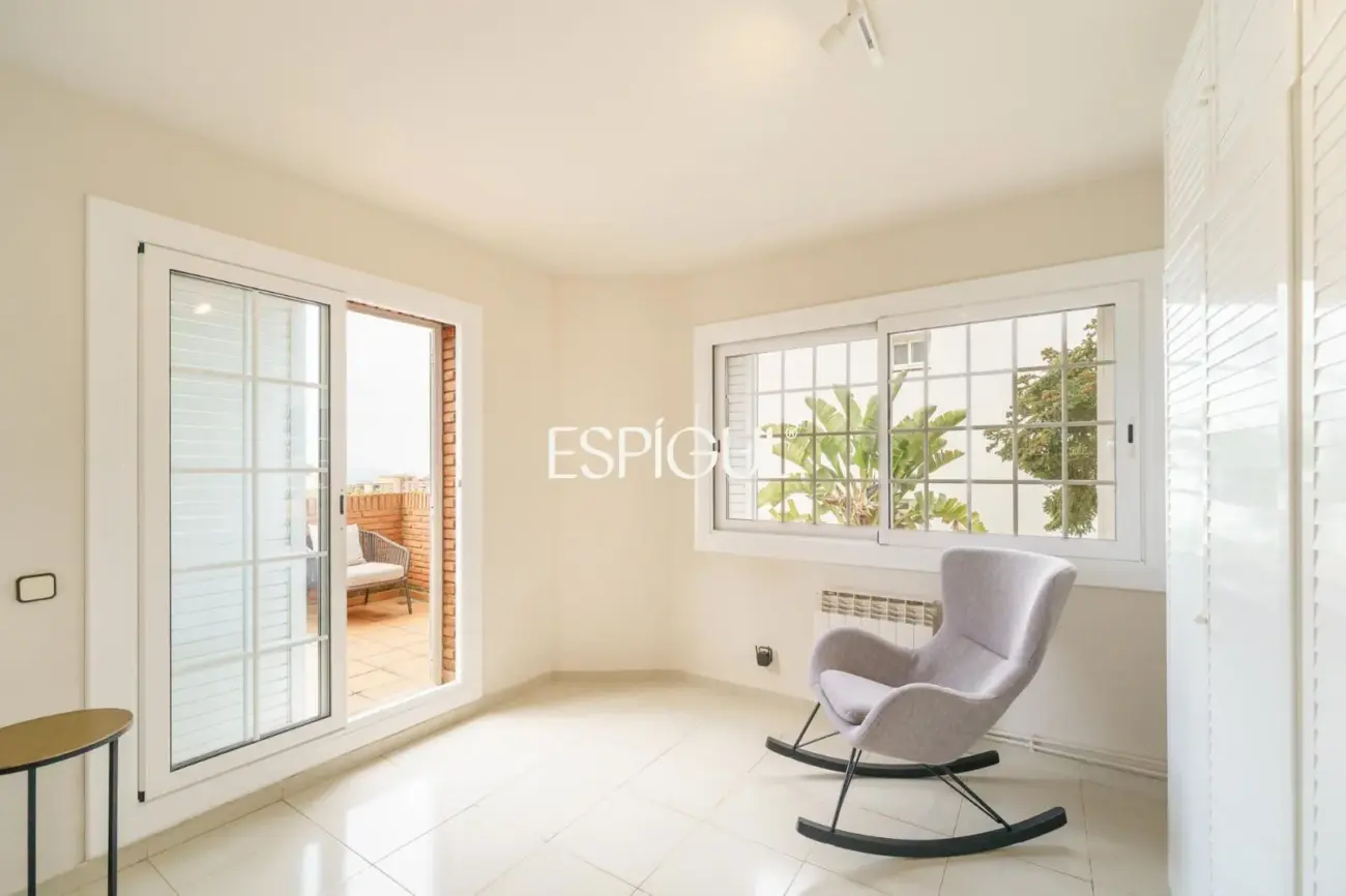 Àmplia casa cantonera amb vistes al mar i piscina comunitària a Teià