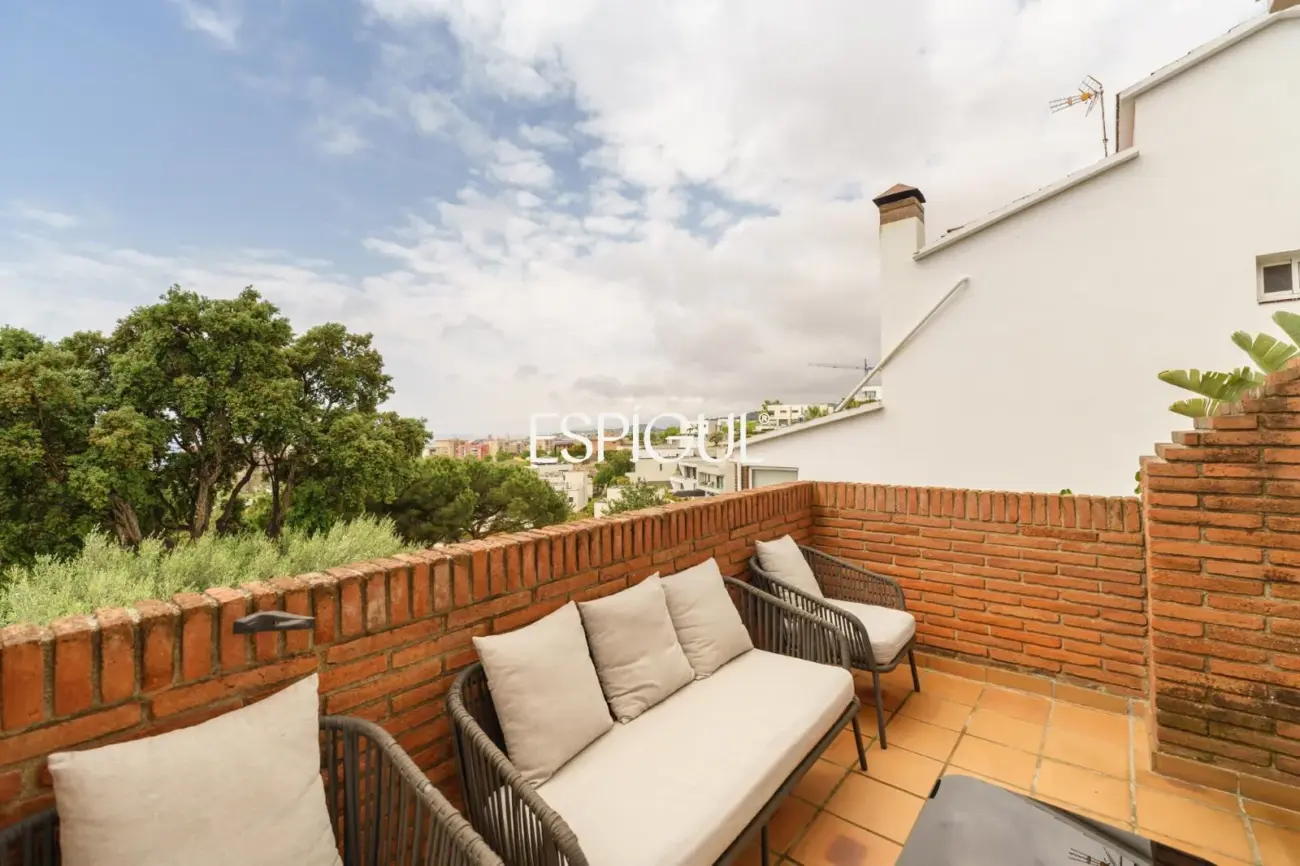 Àmplia casa cantonera amb vistes al mar i piscina comunitària a Teià