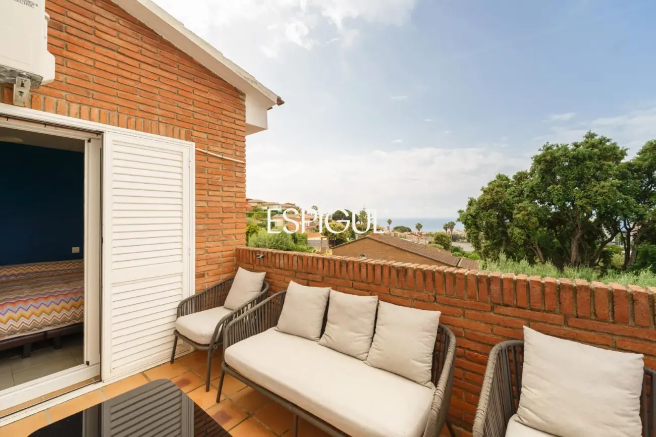 Àmplia casa cantonera amb vistes al mar i piscina comunitària a Teià