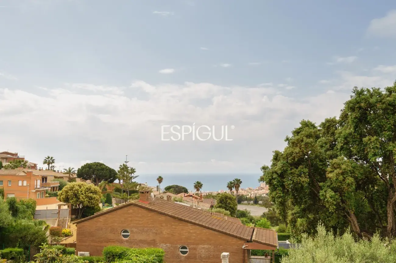 Àmplia casa cantonera amb vistes al mar i piscina comunitària a Teià