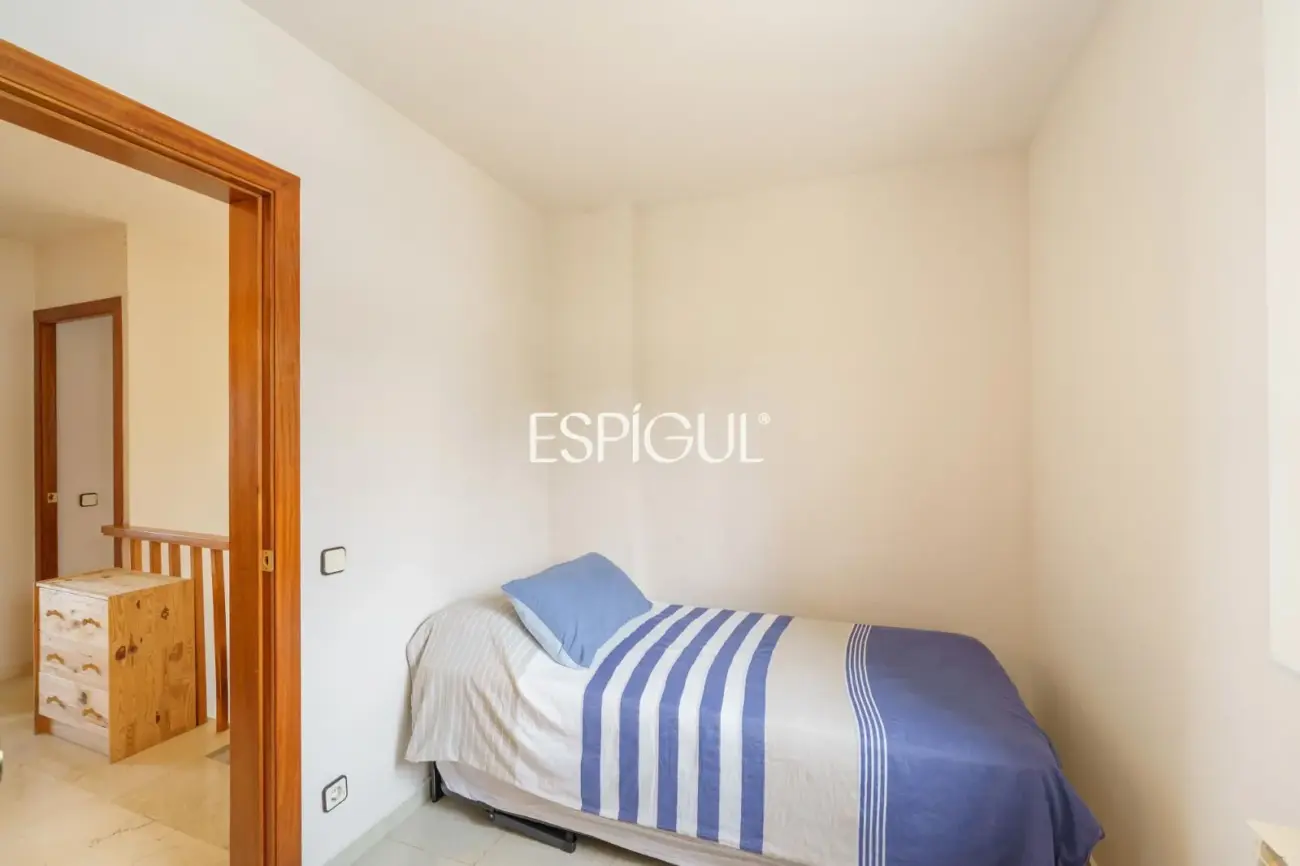 Àmplia casa cantonera amb vistes al mar i piscina comunitària a Teià