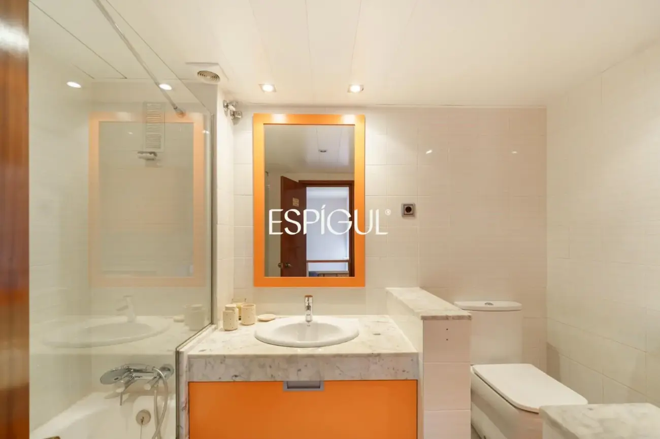 Àmplia casa cantonera amb vistes al mar i piscina comunitària a Teià