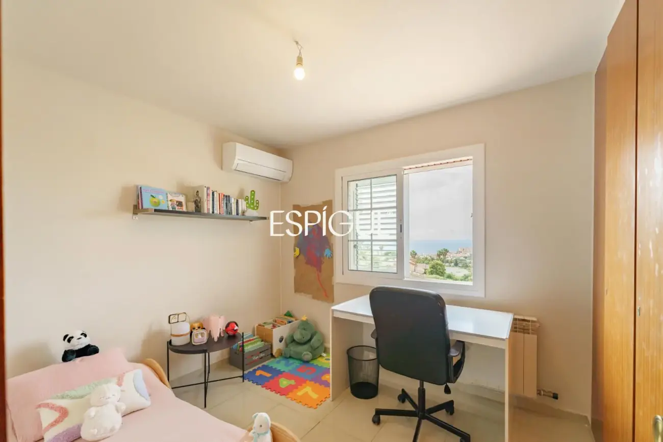 Àmplia casa cantonera amb vistes al mar i piscina comunitària a Teià