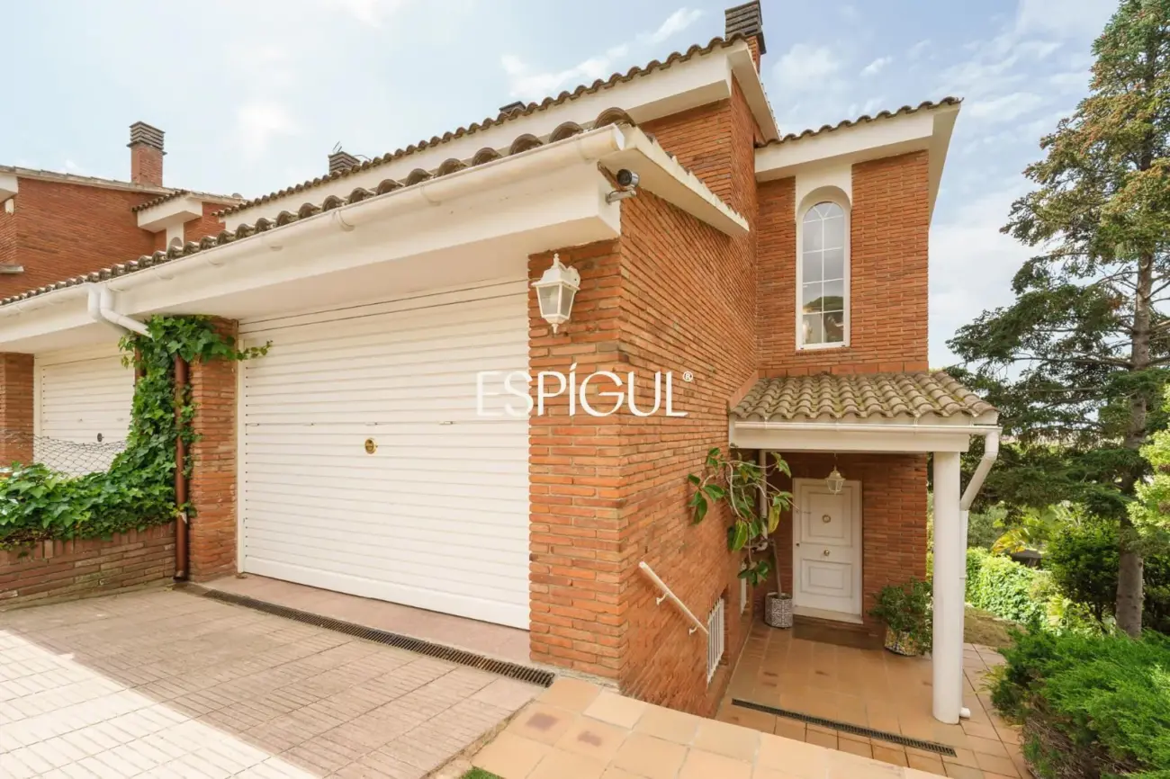 Àmplia casa cantonera amb vistes al mar i piscina comunitària a Teià